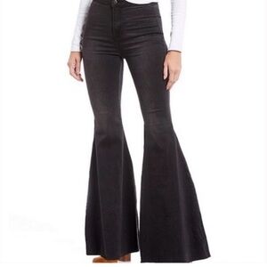Free People // Flare Jeans // Size 28
